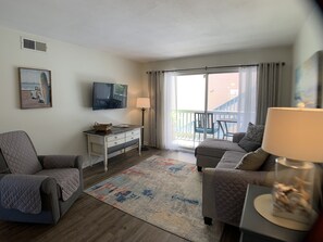 Smart TV - 2026 dates are available! Comfy, clean and consistent 5 Star reviews!  Book now! (Pensacola Beach)