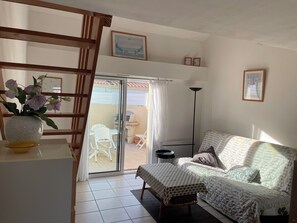 TV, books - SEASIDE Maisonette - Residential area - 700m supervised beach PARKING (Château-D'olonne)