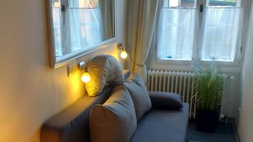 Tv, dvd-afspiller, bøger, stereoanlæg