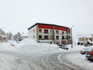 Exterior - 5-minute walk from the gondolas, bright T3, sleeps 8, free wifi. (Font-Romeu-Odeillo-Via)