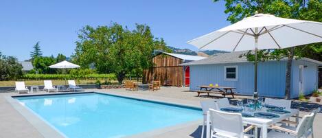 Utomhuspool och uppvärmd pool