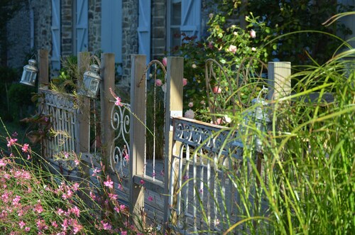 CHIC AND COSY FARMHOUSE. spacious and private gardens.