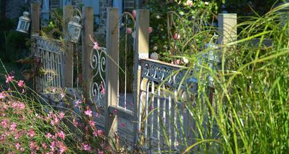 CHIC AND COSY FARMHOUSE. spacious and private gardens.