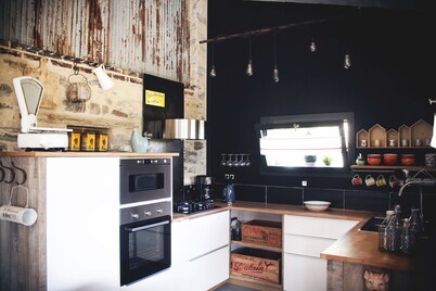 CHIC AND COSY FARMHOUSE. spacious and private gardens.