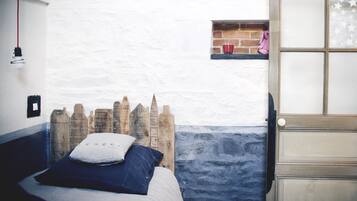 3 slaapkamers, een bureau, een strijkplank/strijkijzer, reisbedje