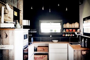 Fridge, microwave, oven, stovetop - CHIC AND COSY FARMHOUSE. spacious and private gardens. (Martigné-Ferchaud)