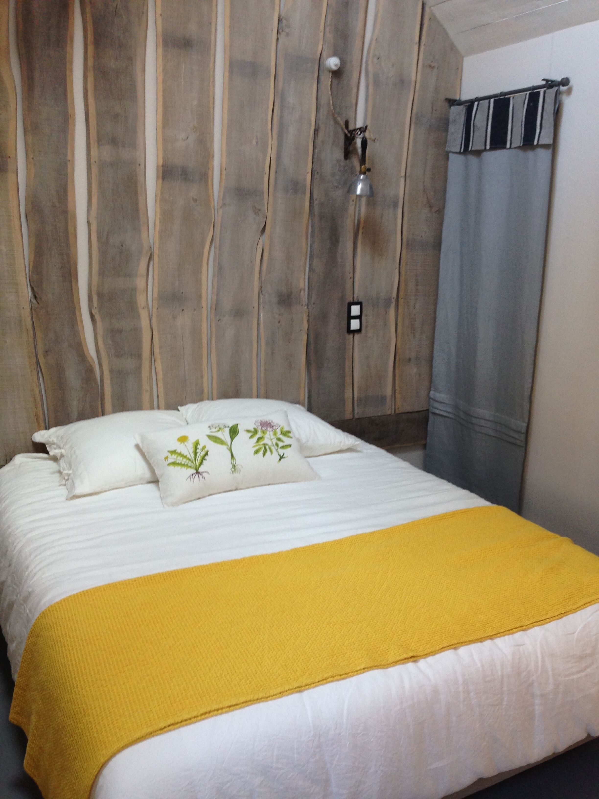 3 bedrooms, desk, iron/ironing board, travel cot