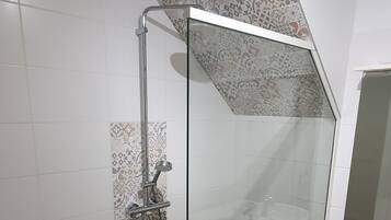 Douche, sĂšche-cheveux, papier toilette