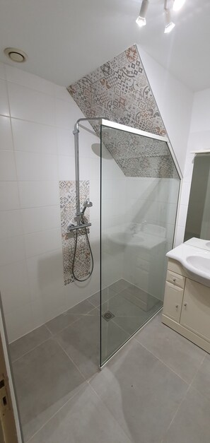 Dusche, Haartrockner, Toilettenpapier