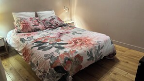 2 soverom, strykejern/-brett, reiseseng for barn og wi-fi (inkludert)