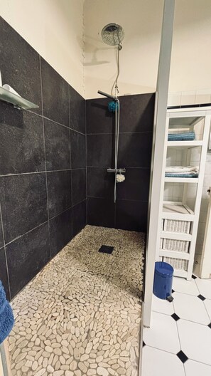 Dusj, hårføner, håndklær og toalettpapir