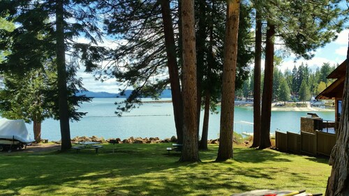 Lakeside cabin, remodeled, cozy, pet friendly with boat launch & free boat slip.