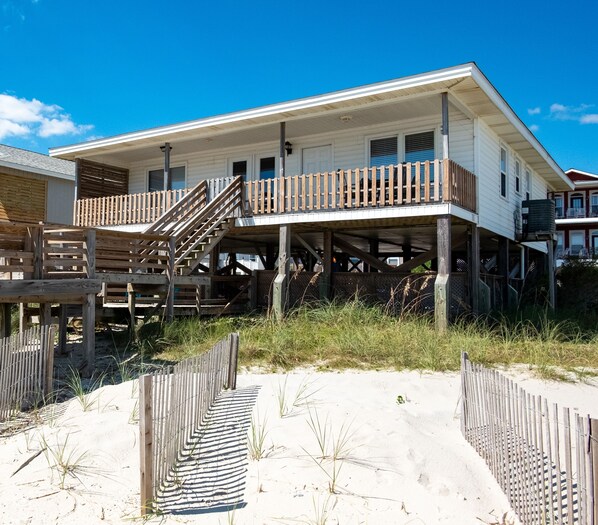 Exterior - Cottage on the beach, pet friendly! (Ocean Isle Beach)