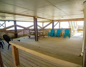 Outdoor dining - Cottage on the beach, pet friendly! (Ocean Isle Beach)