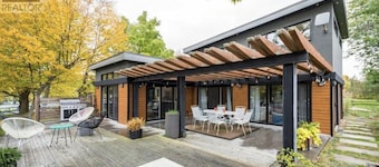 PEC West Lake Cottage Retreat — 5 mins. to Sandbanks Provincial Park and Dunes