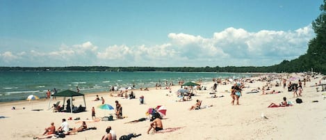 Una spiaggia nelle vicinanze, teli da spiaggia