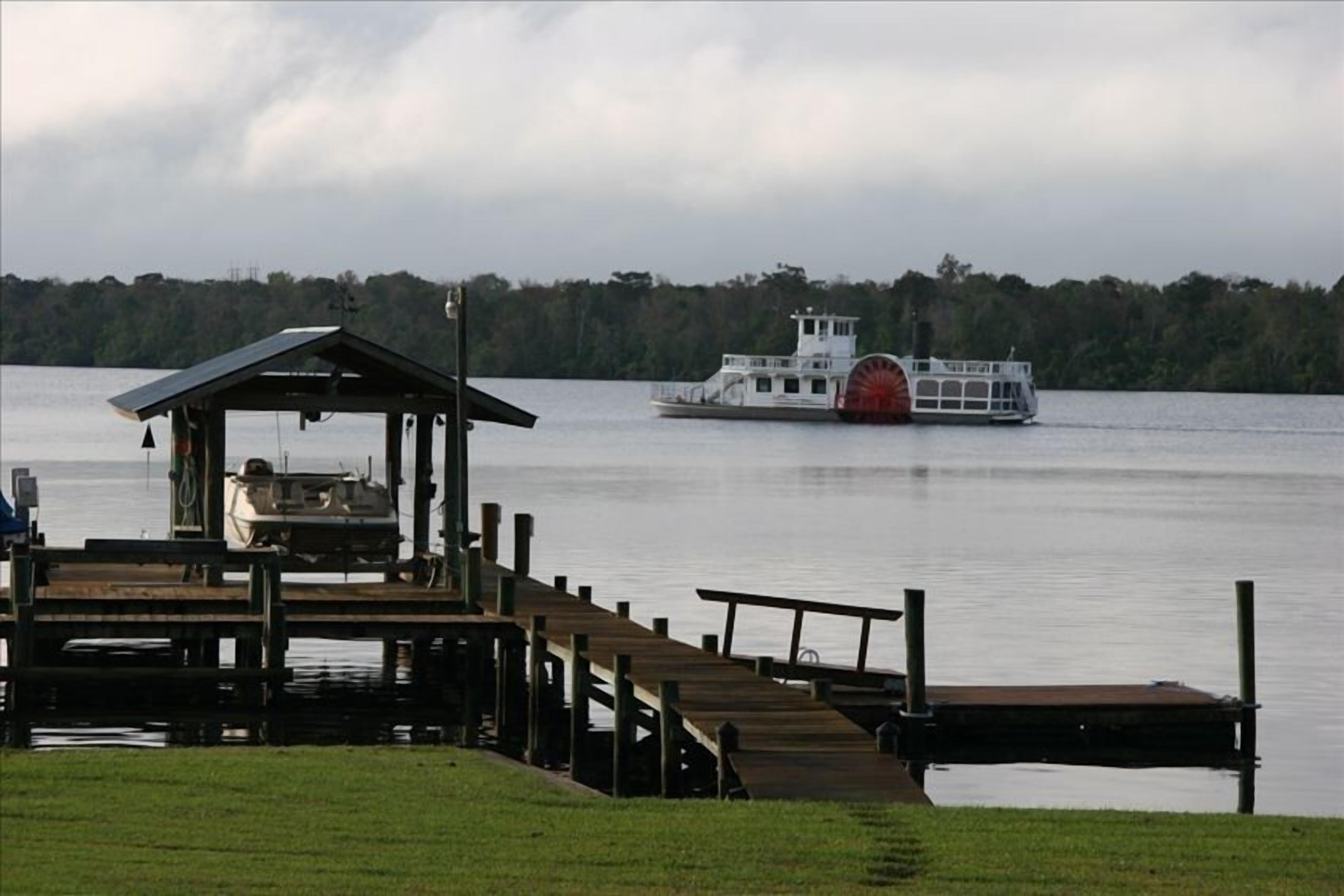 St Johns River Front Home Huge Deck, Dock & Boathouse &  Wifi