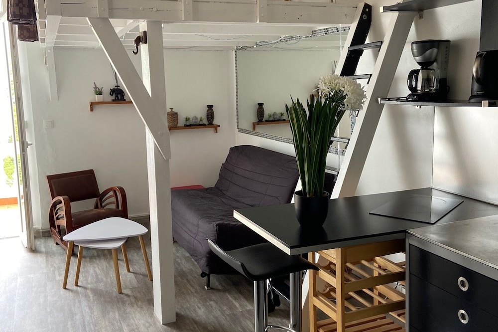 GOLFE JUAN charming STUDIO sea view and wooded park
