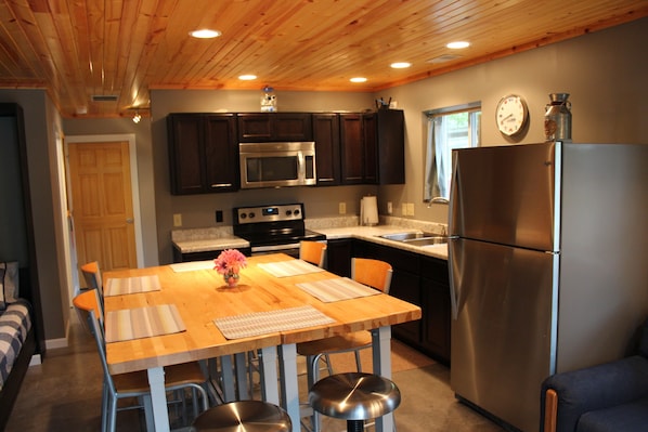 Refrigerador, microondas, horno y parrilla de estufa 