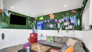 Un salon avec un canapé, une table basse et un mur décoratif.