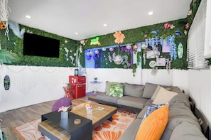 Ein Wohnzimmer mit Sofa, Couchtisch und Wanddeko.