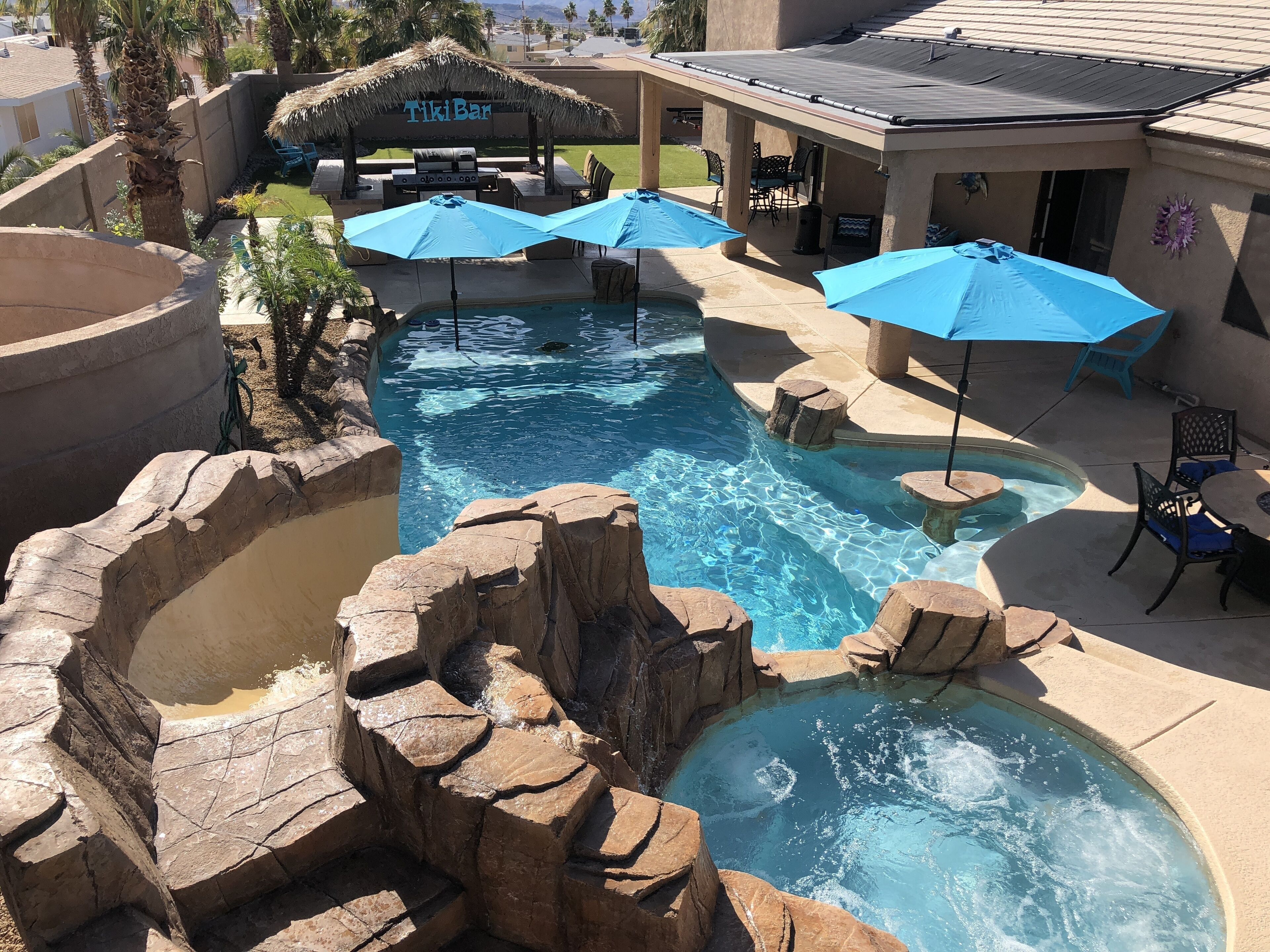 ~Lake Havasu Paradise~Solar Heated Pool, Hot Tub, Tiki Bar, Backyard Resort
