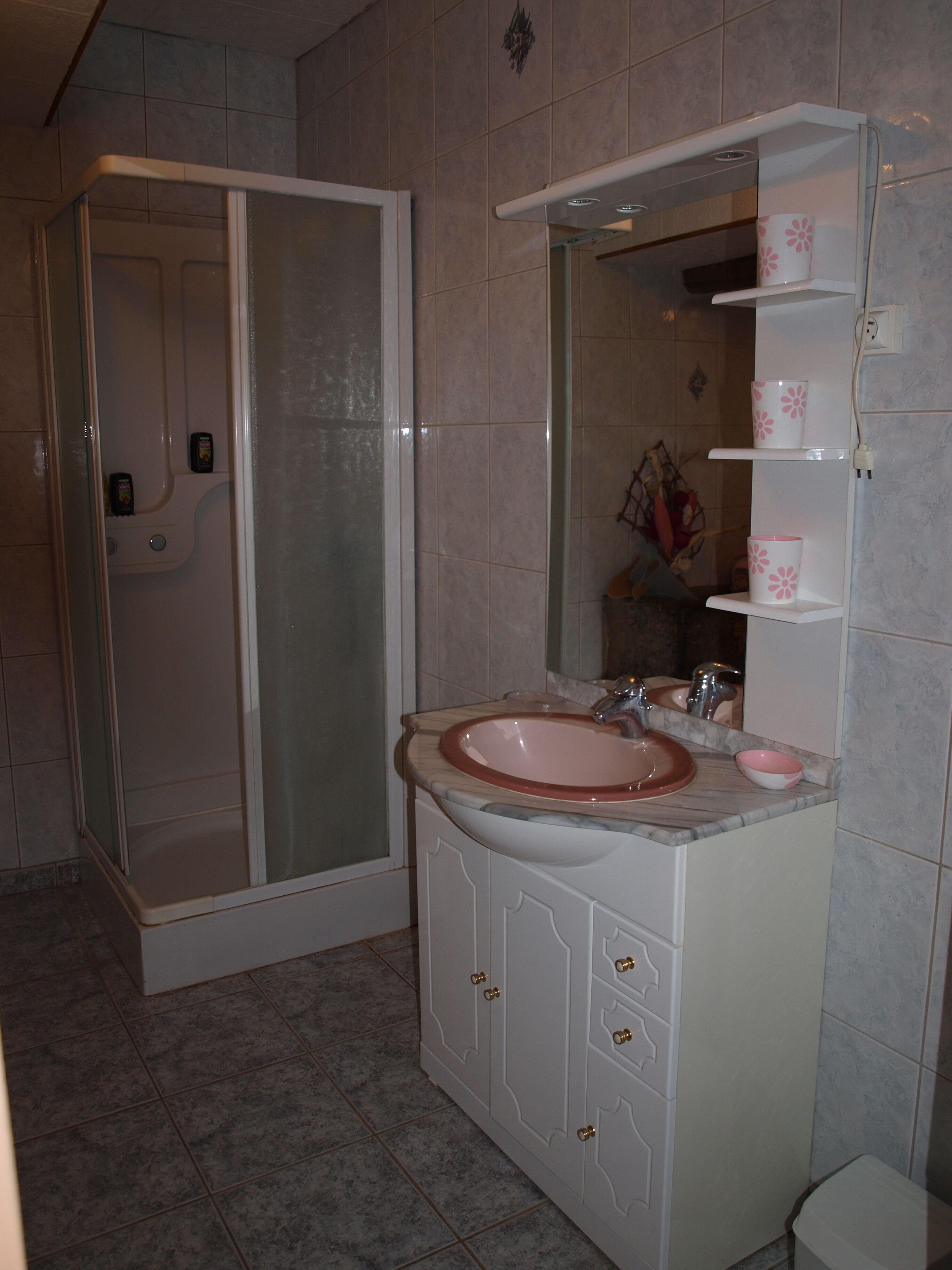 Duschwanne, Haartrockner, Handtücher, Toilettenpapier