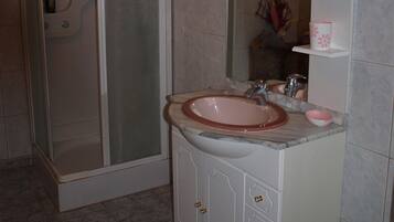 Duschwanne, Haartrockner, Handtücher, Toilettenpapier