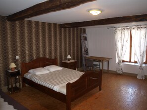 2 chambres, fer et planche à repasser, Wi-Fi, draps fournis