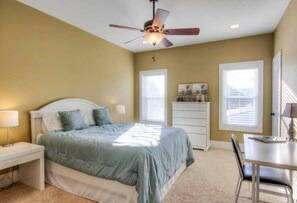 3 bedrooms, desk, iron/ironing board, travel crib - Beautiful townhome, golf cart, private elevator, peaking ocean views (Carolina Beach)