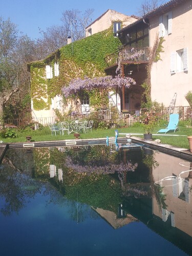 Beautiful duplex with large pool and park in 18th century house