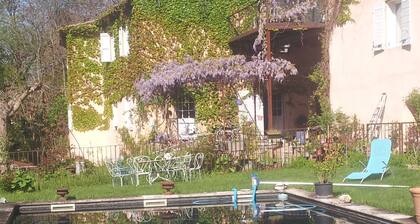 Beautiful duplex with large pool and park in 18th century house