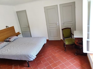 1 habitación, escritorio, tabla de planchar con plancha y cuna de viaje 