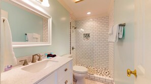 Combined shower/bathtub, hair dryer, towels