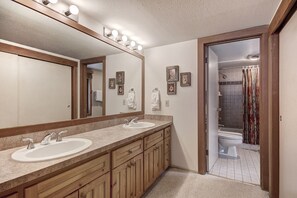 Apartment, 2 Schlafzimmer | Badezimmer | Badewanne, Haartrockner, Handtücher, Shampoo