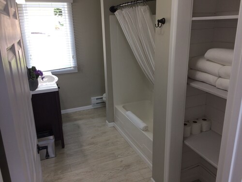 Beautiful 2 Bedroom Downtown Grand Marais w/ Incredible Lake Views