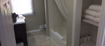 Beautiful 2 Bedroom Downtown Grand Marais w/ Incredible Lake Views