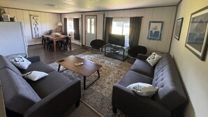 Smart TV, fireplace, DVD player, books - Large Home with Outstanding Views & Location (Palmer)