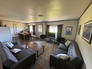 Smart TV, fireplace, DVD player, books - Large Home with Outstanding Views & Location (Palmer)