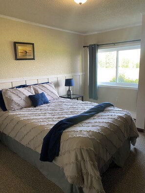 7 bedrooms, desk, iron/ironing board, travel cot