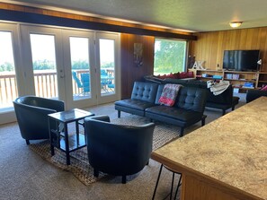Smart TV, fireplace, DVD player, books - Large Home with Outstanding Views & Location (Palmer)