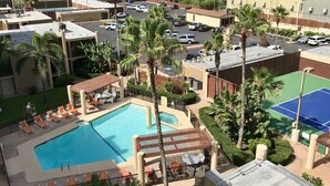 Un hôtel doté d’une piscine, d’un espace extérieur aménagé et d’un court de tennis.