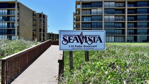 Un panneau indiquant « Seavista, 110, boulevard Padre », précisant qu’il s’agit d’une propriété privée et que l’accès est interdit.