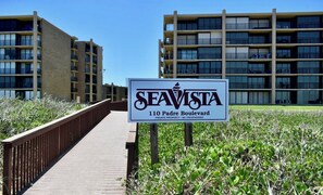 Bordje voor Seavista aan 110 Padre Boulevard, waarop staat dat het een priv é-eigendom is en betreden verboden.