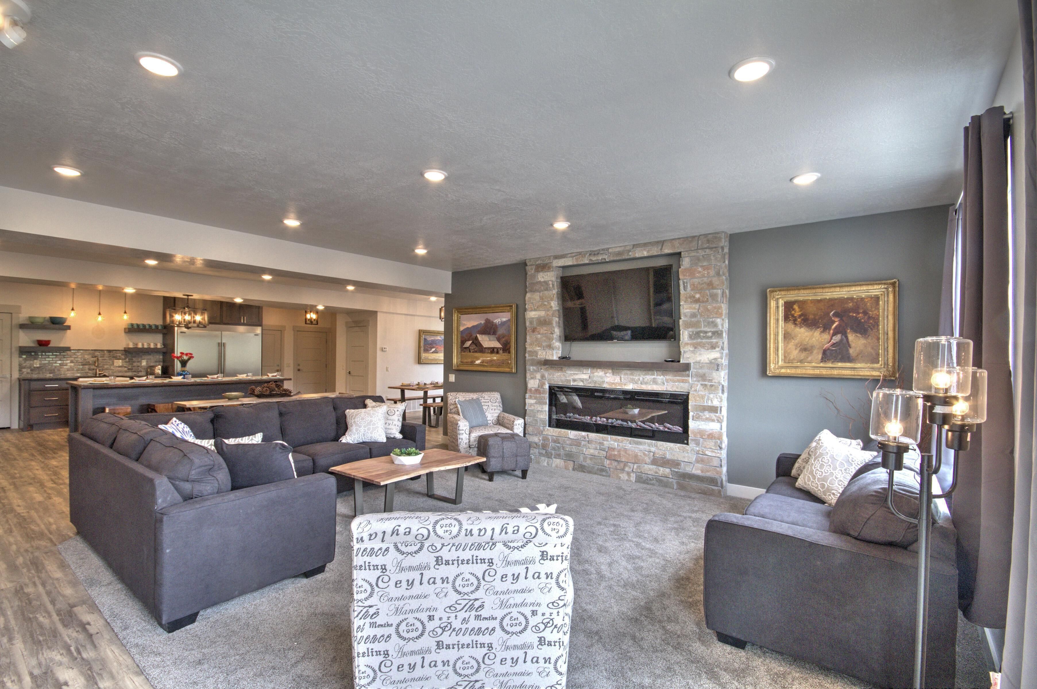 Year-round getaway, Aquamarine at Waterdance with indoor/outdoor pool - Sleeps 26