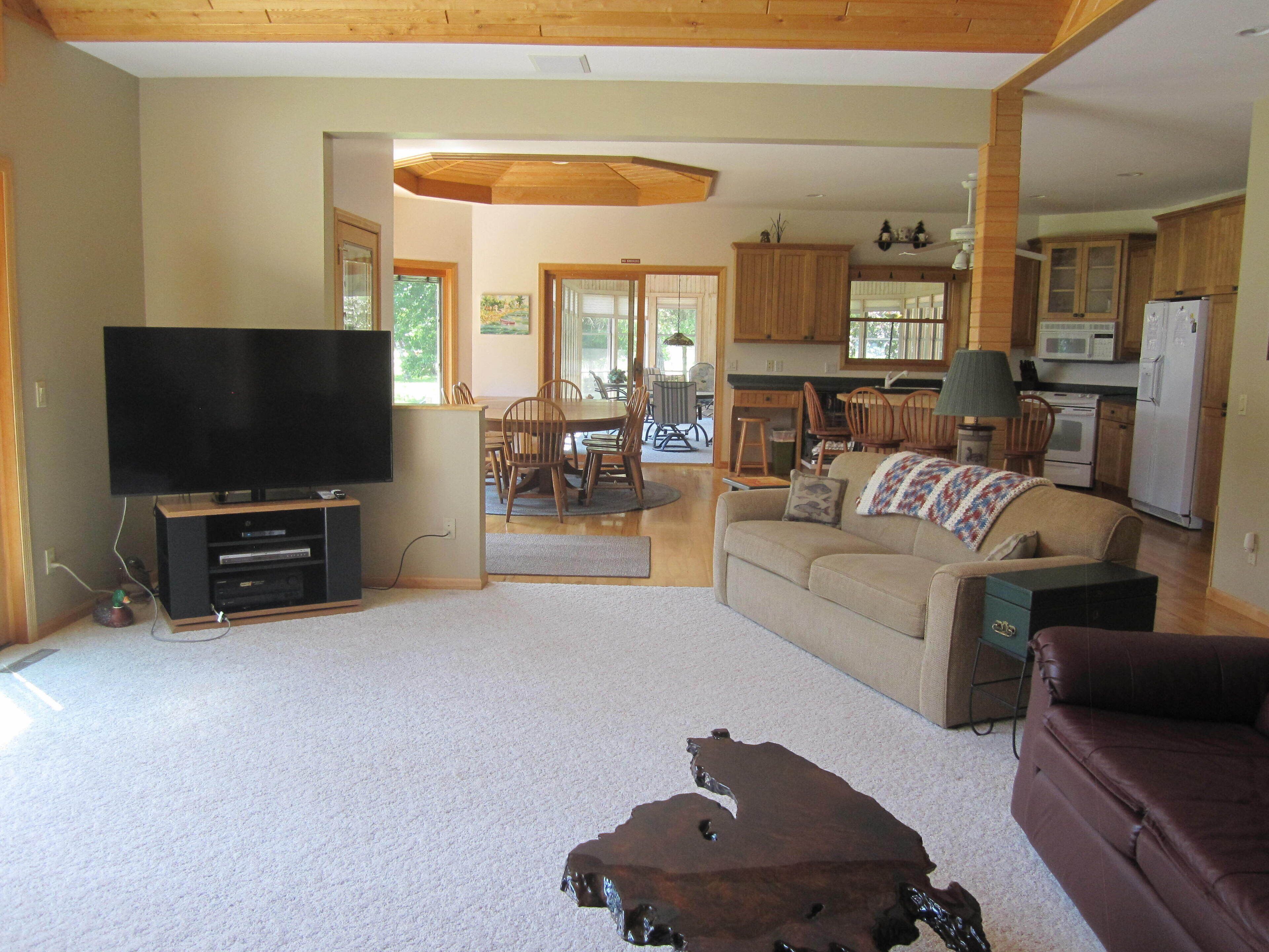 Comfortable home with amazing porch located on Big Sand Lake & Pine Cone Lodge