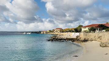 En la playa, sillas reclinables de playa, toallas de playa
