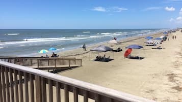 Plage, chaises longues, serviettes de plage