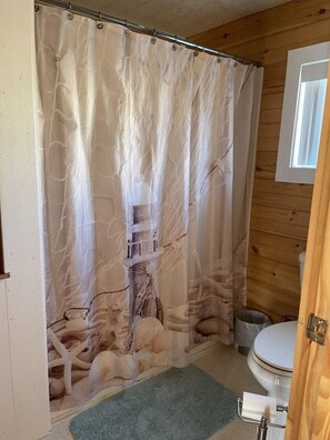 Kombinert dusj/badekar, hårføner, håndklær og toalettpapir