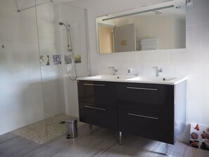 Tina, secadora de cabello, jabón, papel de baño 